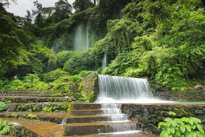Air terjun bertingkat di tengah hutan tropis Lombok