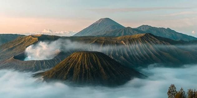 Gunung Bromo dan Semeru menyembul dari lautan kabut di pagi hari