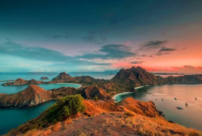 Perbukitan Pulau Padar dan teluk-teluknya saat senja