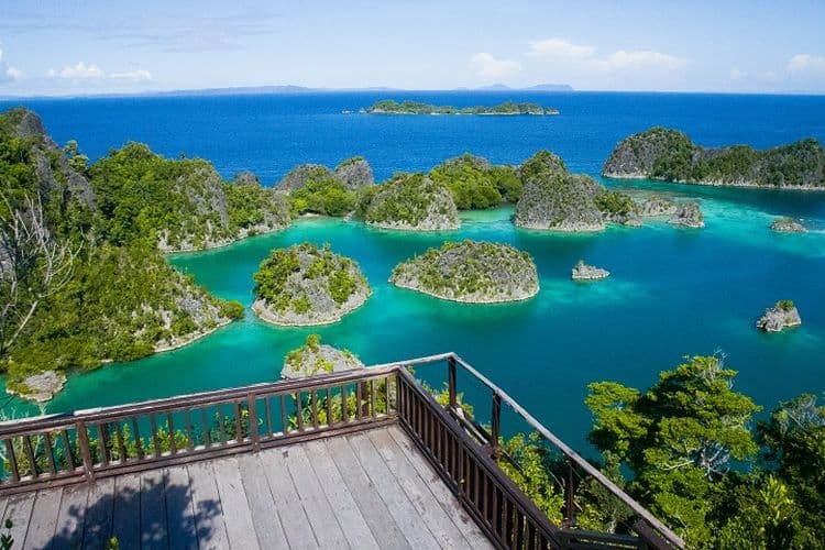 Gugusan pulau karst Piaynemo dilihat dari dek viewpoint
