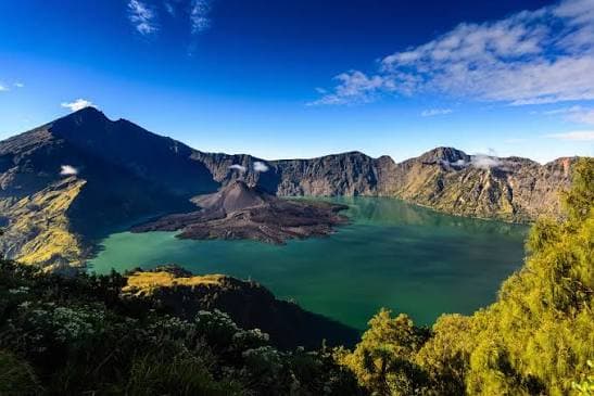Danau Segara Anak dan Gunung Barujari di kaldera Rinjani