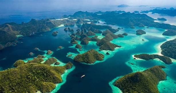 Gugusan pulau karst Wayag, Raja Ampat, dilihat dari udara